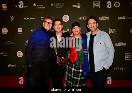 Rolf Scheider, Katy Karrenbauer, Barbara Engel und Falk Willy Wild bei der Strassenfeger Charity Aktion 2023 di Maximilian Seitz in der Mall of Berlin Foto Stock
