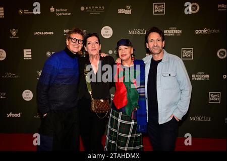 Rolf Scheider, Katy Karrenbauer, Barbara Engel und Falk Willy Wild bei der Strassenfeger Charity Aktion 2023 di Maximilian Seitz in der Mall of Berlin Foto Stock