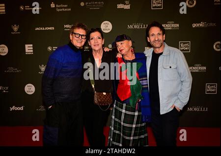 Rolf Scheider, Katy Karrenbauer, Barbara Engel und Falk Willy Wild bei der Strassenfeger Charity Aktion 2023 di Maximilian Seitz in der Mall of Berlin Foto Stock