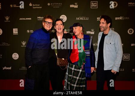 Rolf Scheider, Katy Karrenbauer, Barbara Engel und Falk Willy Wild bei der Strassenfeger Charity Aktion 2023 di Maximilian Seitz in der Mall of Berlin Foto Stock