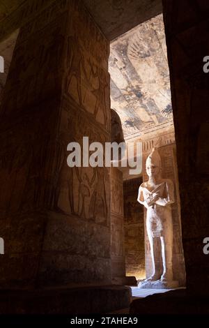 Statua di Ramses Pharao all'interno di un tempio di Abu Simbel Foto Stock