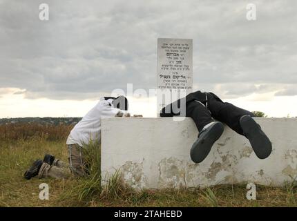 UMAN, UCRAINA - 20 SETTEMBRE 2009: I pellegrini ebrei ortodossi pregano durante la celebrazione del Rosh Hashanah (Capodanno ebraico) a Uman, Ucraina. Foto Stock