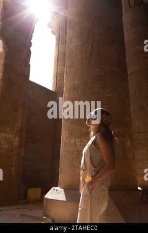 Donna latina che esplora il Tempio di Edfu, Egitto Foto Stock