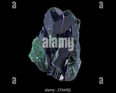 Cristalli azuriti con malachite isolati su sfondo nero Foto Stock