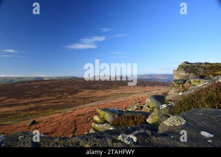 Luce del sole e cielo blu sul bordo di Stanage, nel distretto di Derbyshire Peak Foto Stock