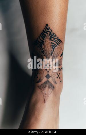 tatuaggio a puntinismo finito di mandala con lune Foto Stock