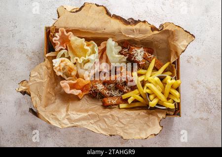 spuntini di birra su carta artigianale Foto Stock