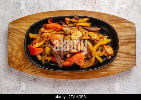 Manzo con verdure fritte in stile asiatico servito in padella Foto Stock