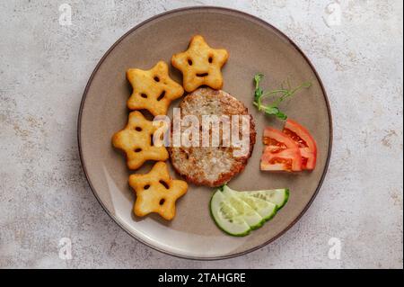 polpettine di manzo e patate su un piatto. cibo per bambini Foto Stock