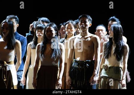 Il Cloud Gate Dance Theatre di Taiwan in esecuzione di "Lunar Halo" al Sadler's Wells, coreografata da Cheng Tsung-lung in collaborazione con Sigur Rós, il 29 novembre 2023 © Chantal Guevara, tutti i diritti riservati Foto Stock