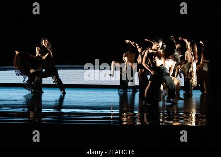 Il Cloud Gate Dance Theatre di Taiwan in esecuzione di "Lunar Halo" al Sadler's Wells, coreografata da Cheng Tsung-lung in collaborazione con Sigur Rós, il 29 novembre 2023 © Chantal Guevara, tutti i diritti riservati Foto Stock