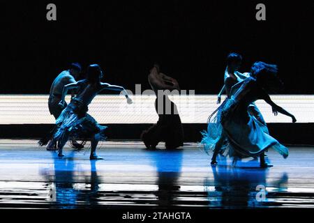 Il Cloud Gate Dance Theatre di Taiwan in esecuzione di "Lunar Halo" al Sadler's Wells, coreografata da Cheng Tsung-lung in collaborazione con Sigur Rós, il 29 novembre 2023 © Chantal Guevara, tutti i diritti riservati Foto Stock