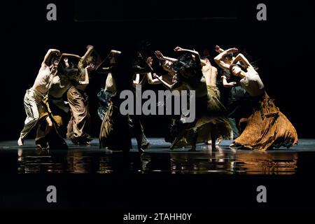 Il Cloud Gate Dance Theatre di Taiwan in esecuzione di "Lunar Halo" al Sadler's Wells, coreografata da Cheng Tsung-lung in collaborazione con Sigur Rós, il 29 novembre 2023 © Chantal Guevara, tutti i diritti riservati Foto Stock