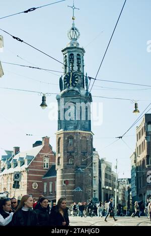 Una vista panoramica dell'iconica Torre Munttoren ad Amsterdam, Paesi Bassi Foto Stock