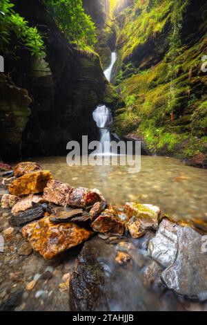 Watewrfall at St Nectan’s Kieve, Threthevy, Tintagel, Cornovaglia, Inghilterra, gran Bretagna, Regno Unito Foto Stock