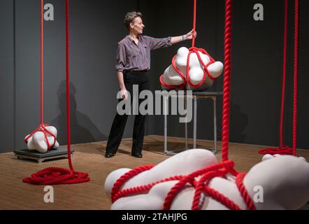 L'artista ambientale e attivista Mella Shaw in vista della sua nuova mostra Sounding Line che apre al pubblico a Summerhall a Edimburgo. La mostra è un'installazione in ceramica su larga scala che affronta l'effetto devastante del sonar marino sulle balene e altri cetacei. Le sculture sono realizzate in argilla che include la polvere ossea di una balena spiaggiata ispirata alle forme delle piccole ossa dell'orecchio interno delle balene. Data immagine: Venerdì 1 dicembre 2023. Foto Stock