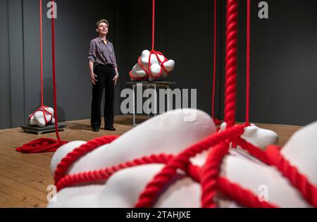 L'artista ambientale e attivista Mella Shaw in vista della sua nuova mostra Sounding Line che apre al pubblico a Summerhall a Edimburgo. La mostra è un'installazione in ceramica su larga scala che affronta l'effetto devastante del sonar marino sulle balene e altri cetacei. Le sculture sono realizzate in argilla che include la polvere ossea di una balena spiaggiata ispirata alle forme delle piccole ossa dell'orecchio interno delle balene. Data immagine: Venerdì 1 dicembre 2023. Foto Stock