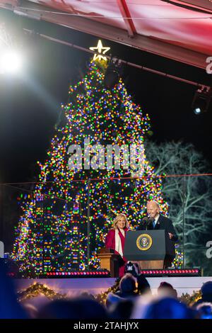 Washington, Stati Uniti d'America. 30 novembre 2023. Washington, Stati Uniti d'America. 30 novembre 2023. Il presidente degli Stati Uniti Joe Biden, Right, e la First Lady Jill Biden prendono parte al National Christmas Tree Lighting on the White House Ellipse, il 30 novembre 2023 a Washington, DC Credit: Adam Schultz/White House Photo/Alamy Live News Foto Stock