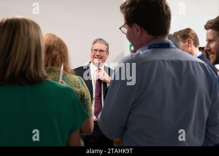 Il leader laburista Sir Keir Starmer, il Segretario di Stato ombra per il cambiamento climatico e Net Zero ed Miliband e il Segretario degli Esteri ombra David Lammy tengono un briefing con i media durante il vertice sul clima Cop28 a Dubai. Data immagine: Venerdì 1 dicembre 2023. Foto Stock