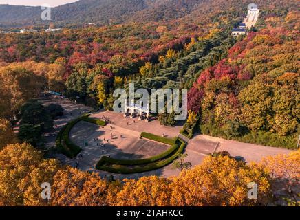 Nanning, Cina. 1 dicembre 2023. Una foto aerea mostra la colorata area panoramica del Mausoleo del Dr. Sun Yat-sen a Nanchino, provincia di Jiangsu, Cina orientale, il 20 novembre 2023. (Foto di Costfoto/NurPhoto) credito: NurPhoto SRL/Alamy Live News Foto Stock