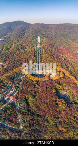 Nanning, Cina. 1 dicembre 2023. Una foto aerea mostra la colorata area panoramica del Mausoleo del Dr. Sun Yat-sen a Nanchino, provincia di Jiangsu, Cina orientale, il 20 novembre 2023. (Foto di Costfoto/NurPhoto) credito: NurPhoto SRL/Alamy Live News Foto Stock