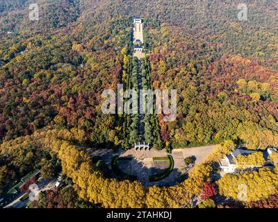 Nanning, Cina. 1 dicembre 2023. Una foto aerea mostra la colorata area panoramica del Mausoleo del Dr. Sun Yat-sen a Nanchino, provincia di Jiangsu, Cina orientale, il 20 novembre 2023. (Foto di Costfoto/NurPhoto) credito: NurPhoto SRL/Alamy Live News Foto Stock