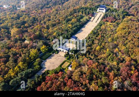 Nanning, Cina. 1 dicembre 2023. Una foto aerea mostra la colorata area panoramica del Mausoleo del Dr. Sun Yat-sen a Nanchino, provincia di Jiangsu, Cina orientale, il 20 novembre 2023. (Foto di Costfoto/NurPhoto) credito: NurPhoto SRL/Alamy Live News Foto Stock