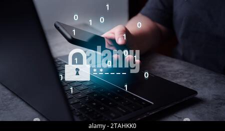 Le donne utilizzano smartphone e laptop per la protezione con l'autenticazione a due fattori. La sicurezza informatica e la privacy proteggono i dati. Privacy online personale. Foto Stock