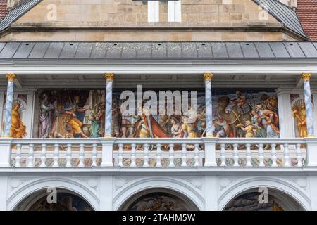 1 dicembre 2023, Sassonia, Dresda: Vista su parte del balcone restaurato a quattro piani della Residenzschloss di Dresda. Dopo sette anni, il disegno colorato della loggia rinascimentale della Residenzschloss di Dresda è completo. Secondo il Ministero delle Finanze venerdì, uno dei più grandi affreschi rinascimentali a nord delle Alpi è stato ricreato sulla parete posteriore dell'alcova di quattro piani, che è stata ora completamente ricostruita. I motivi biblici creano un contrasto colorato con gli sgraffiti in bianco e nero - arte graffiata in gesso utilizzando tecniche storiche - delle facciate del GR Foto Stock