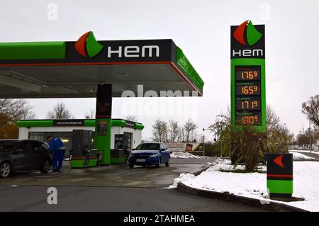 HEM Tankstelle a Burgweinting. Die Deutsche Tamoil GmbH, vormals Hermann Eggert Mineralöle mit Sitz ad Amburgo, ist die deutsche Tochter der libyschen Tamoil-Gruppe. Die Gesellschaft betreibt eine raffinerie in Hamburg-Harburg und unter den Marken Tamoil und HEM - Hamburg Eggert Mineralöle ein Tankstellennetz *** stazione di rifornimento HEM in Burgweinting Deutsche Tamoil GmbH, ex Hermann Eggert Mineralöle, con sede ad Amburgo, è la filiale tedesca del gruppo libico Tamoil la società gestisce una raffineria ad Amburgo Harburg e una rete di stazioni di servizio sotto Tamoil e HEM Hamburg, per esempio Foto Stock