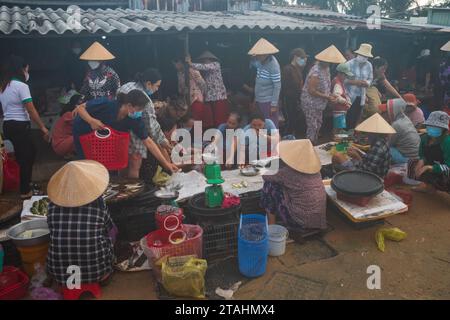 Il mercato del pesce giornaliero nella laguna di Cu Mong, Phu Yen Foto Stock