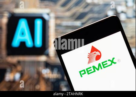 Cina. 3 novembre 2023. In questa foto, l'azienda messicana di petrolio e gas Petróleos Mexicanos, meglio nota come Pemex, logo visualizzato su uno smartphone con un chip di intelligenza artificiale (ai) e un simbolo sullo sfondo. Credito: SOPA Images Limited/Alamy Live News Foto Stock