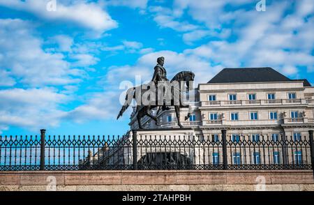 BUDAPEST, UNGHERIA - 2 NOVEMBRE 2019: La statua equestre in bronzo del conte Gyula Andrassy di fronte al Parlamento ungherese Foto Stock
