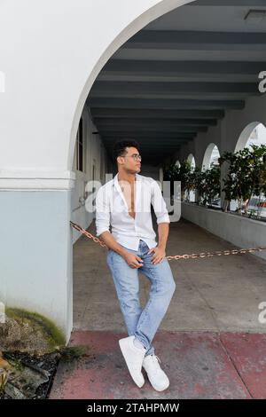 A Miami, l'elegante giovane cubano indossa una camicia e un elegante occhiale rotondo Foto Stock