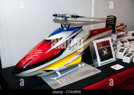 Vista ravvicinata di un elicottero RC elettrico Align T-REX 800E PRO DFC Super Combo RH80E16XT, in mostra al DroneX 203 Foto Stock