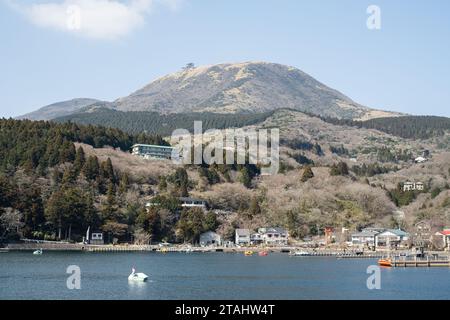 Vista della cima del monte Hakone Komagatake con la stazione della funivia visibile in cima e il lago Ashi in primo piano, Hakone, Giappone. Foto Stock