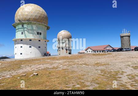 La Serra da Estrela è una catena montuosa di granito situata nel Portogallo centro-settentrionale. È un parco naturale. Torre è il punto più alto del Por continentale Foto Stock