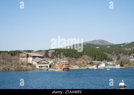 Stazione di Tōgendai, sul lago Ashi, Hakone, Giappone, con la crociera turistica Hakone (chiamata "Tōgendai-ko"), una nave pirata di fronte. Foto Stock