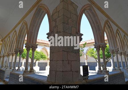 Città di Tomar, Convento di Cristo (romanico, gotico, manuelino e rinascimentale, 12-16th ° secolo). Chiostro di lavaggio (gotico, 15th ° secolo). Mondo UNESCO Foto Stock