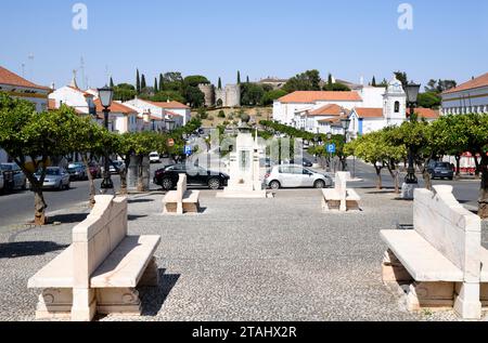 Vila Vizosa, boulevard con il castello in basso. Evora, Alentejo, Portogallo. Foto Stock