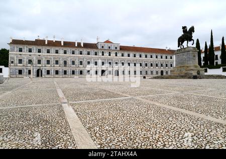 Vila Vicosa, Paco Ducal (16th ° secolo) e statua equestre di Joao IV duca di Bragana e re. Evora, Alentejo, Portogallo. Foto Stock