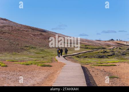 Myvatn, Islanda - 27 luglio 2023: Gente sul sentiero in legno vicino a Krafla Lava Field, Myvatn, Islanda Foto Stock