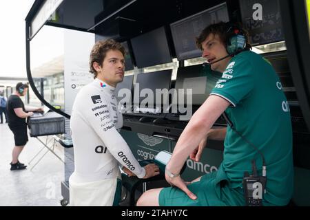 Abu Dhabi, Emirati Arabi Uniti. 1 dicembre 2023. FELIPE DRUGOVICH (BRA) dell'Aston Martin Aramco Cognizant F1 Team #34 parla con il suo ingegnere del pit wall durante la sessione Post-season Testing dopo il Gran Premio di Formula 1 di Abu Dhabi sul circuito di Yas Marina Bay nell'ultima gara della stagione di Formula 1 2023. (Immagine di credito: © Taidgh Barron/ZUMA Press Wire/Alamy Live News) SOLO USO EDITORIALE! Non per USO commerciale! Foto Stock