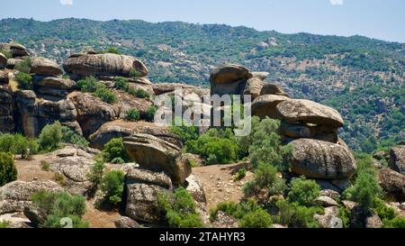 Formazioni rocciose di calce sulla costa dell'Egeo nella Turchia occidentale. Rocce vulcaniche di calce modellate dall'erosione. Formazioni rocciose a sandwich di forma naturale. Foto Stock