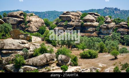 Formazioni rocciose di calce sulla costa dell'Egeo nella Turchia occidentale. Rocce vulcaniche di calce modellate dall'erosione. Formazioni rocciose a sandwich di forma naturale. Foto Stock