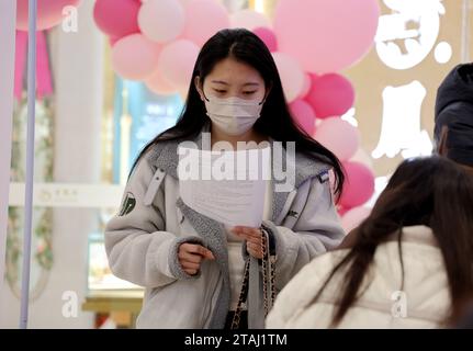 BINZHOU, CINA - 1° DICEMBRE 2023 - chi cerca lavoro cerca informazioni sull'occupazione in una fiera del lavoro per i laureati a Binzhou, nello Shandong della Cina orientale Foto Stock