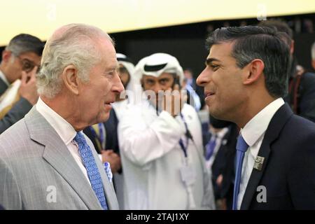 Re Carlo III (a sinistra) parla con il primo ministro Rishi Sunak mentre partecipa alla cerimonia di apertura del Vertice mondiale sull'azione per il clima al Cop28 di Dubai. Data immagine: Venerdì 1 dicembre 2023. Foto Stock