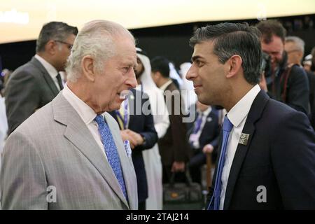 Re Carlo III (a sinistra) parla con il primo ministro Rishi Sunak mentre partecipa alla cerimonia di apertura del Vertice mondiale sull'azione per il clima al Cop28 di Dubai. Data immagine: Venerdì 1 dicembre 2023. Foto Stock