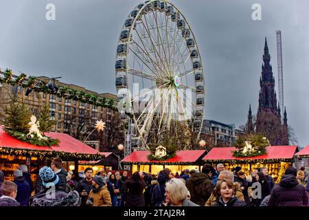 Edinburgh Scotland Christmas Fair o Market Princes Street, bancarelle e Big Wheel in serata Foto Stock