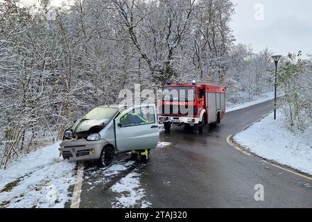 Bitterfeld-Wolfen - Auto kommt auf glatter Fahrbahn von Straße ab: Fahrer verletzt 01.12.2023 gegen 10,15 Uhr Bitterfeld-Wolfen OT Bitterfeld, Leopoldstraße/Parkstraße Zu einem Unfall kam es am Freitagvormittag in Bitterfeld-Wolfen auf der Kreuzung Leopoldstraße/Parkstraße. Nach ersten Angaben der Feuerwehr War der Fahrer des Autos aus Richtung Bitterfelder Bogen unterwegs und kam in einer Kurve auf glatter Fahrbahn von der Straße ab. In der Folge prallte er gegen einen Baum und wurde verletzt. Die Feuerwehr sicherte zwei Propangas-Flaschen aus dem Auto. DAS Auto wurde beschädigt und musste ab Foto Stock